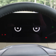 エンジンをオンにすると、メーターディスプレイにもデリカミニの眼のアニメーションが