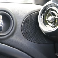 ドア上部には純正のスピーカー取り付け位置がある。ここに取り付けられているのがブラムの13cmスピーカー（S100N24 BMW）。