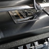 シート下（運転席／助手席）をフルに使ってカロッツェリアXのデジタルインテグレーテッドアンプとデジタルアンプを収めた。