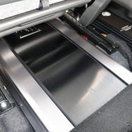 助手席のシート下にはデジタルパワーアンプのRS-A7Xをインストール。シートレールの間に見事に収まるスペース効率の良さ。