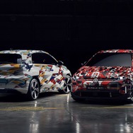 VW ID. ポロ（白）とID. ポロGTI（赤）