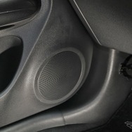 ESB8000シリーズのミッドバスはドア純正位置にインナー取り付けされている。普段使いも考慮したシンプルな取り付けだ。