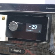 操作性を考えてリゾルトのコントローラーもダッシュ中央部分に設置。ドライバーからの視認性も高い取り付け位置とした。