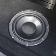 サブウーファーにはダイヤトーンのSW-G50を用いる。低音のスピード感や量感をしっかり引き出すための取り付けが施された。