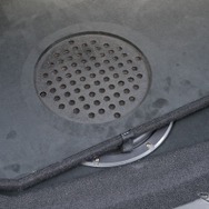 ボードを設置した状態での低音の抜けを考慮した加工が施される。ボードの裏面を見ると人工スエードで前面処理されている。