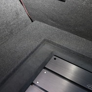 ラゲッジのウォール部分にピタリと沿う形でボードが作られているのがわかる。後付け感も無く内装との一体感がある仕上がりだ。