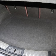 プロテクションボードをセットするとこの通り純正同様のフラットなフロアが現れる。荷物の積載性も純正並みにキープする。