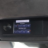 オーバーヘッドに設置されている純正サングラスホルダーにDSPのダイレクター（操作部／表示部）をビルトインする。