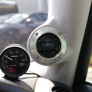 フラックスのツイーターであるFLUX HT28Rをチョイス。美しいデザイン処理のグリルを持ち、取り付けた際の存在感も十分。