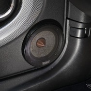 ミッドバスにはFLUX T160R2を用いる。取り付けはドアの前方下部を加工してアウターバッフル化する。