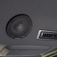 リアエンタメを強化するのはルーフに装着されたユニットスピーカーTS-E1010