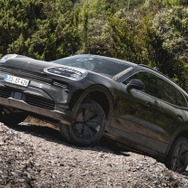 ポルシェ『カイエン』次期型のEVプロトタイプ