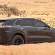 ポルシェ『カイエン』次期型のEVプロトタイプ