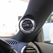 Aピラーを加工してビルトイン取り付けされるフラックスのツイーター。エアコン吹き出し口とのデザイン的な統一感もお気に入り。