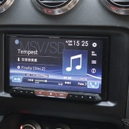 ヘッドユニットには高音質カーナビであるサイバーナビXシリーズを使う比較的シンプルなシステム構成としている。