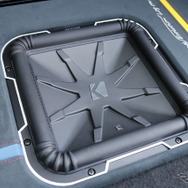 キッカーの角形サブウーファーであるL7を投入。厚みある低音サウンドにこだわったユニットセレクトになった。