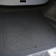 カバーを被せてしまうと完全なフラットスペースができ上がる。遠慮すること無く荷物が積み込めるのもで実用的だ。