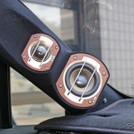 ESBのスピーカーは元気なサウンドとしっとりテイストを両立するのがお好み、デザイン面でもオーナーの目にとまったユニットだ。