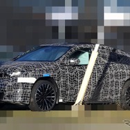 BMW iX4 市販型のプロトタイプ