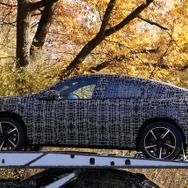 BMW iX4 市販型のプロトタイプ