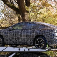 BMW iX4 市販型のプロトタイプ