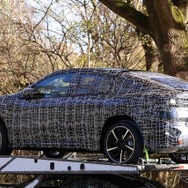 BMW iX4 市販型のプロトタイプ