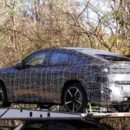 BMW iX4 市販型のプロトタイプ