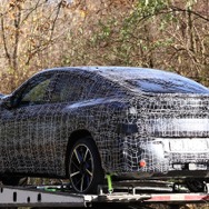 BMW iX4 市販型のプロトタイプ
