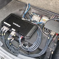 限られたラゲッジスペースを有効活用する方法として、フロア下を3階層に分けてユニットを積み重ねる手法が採られた。