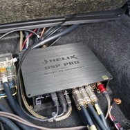 システムをまとめ上げるDSPにはヘリックスのDSP PRO MK2を採用。フロント3ウェイ＋サブウーファーのシステムをコントロールする。