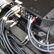 ロックフォードT600-4の下に見えるのはT600-2。こちらはパワフルにミッドバスをドライブする役目を担っている。