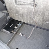 ラゲッジフロアの表面のパネルを跳ね上げると見えてくるのがサブウーファー用のパワーアンプT1500-1bd。