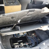 純正のフロアパネルを追加で用意してラゲッジの床下スペースを改装分けした。複数のユニットを収めるアイデアとなった。