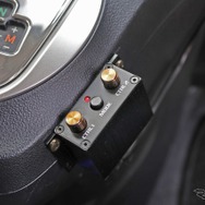 ヘリックスのDSPをコントロールするリモコンであるURC-3をセンタークラスター脇に設置。コンパクトで車内へのフィット感も高い。
