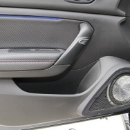 ドアフォルムにマッチするデザインを施されたアウターバッフル。パンチング処理された前面はプロテクション効果も満点。