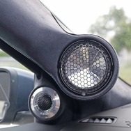 中高域スピーカーの取り付けには徹底的にこだわる。角度やロケーションを厳選してアナログ面での完成度を高めている