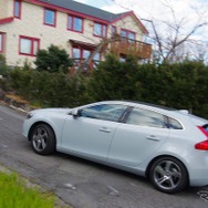 力づよく坂を駆け上るV60 D4。低回転からわき出るトルクはディーゼルならでは