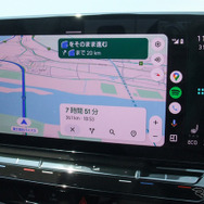 センタークラスタ上にディスプレイオーディオが標準で付く。ナビ機能はなく、スマホのカーコミュニケーションシステムと連携させる。