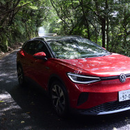 VW ID.4。山岳路では後輪駆動のメリットでステアフィールの良さを実感できる。