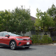 VW ID.4のフロントビュー。岡山・邑久にある画家・竹久夢二の生家近くにて。