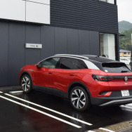 ポルシェディーラーの150kW高速充電器で充電中。