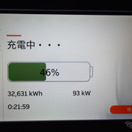 出力93kWは国内最速レベルではないが、ポルシェの充電器は15分で速度が半減しないため電力量を稼げる。