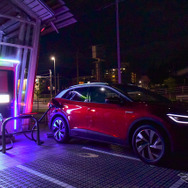 アウディディーラーの150kW機で充電中。全国の主要都市を広くカバーしているため心強い。