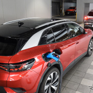 京都のメルセデスベンツディーラーに設置されたeモビリティパワー加盟の150kW機で充電中。