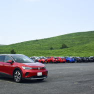 山口・秋吉台にて記念撮影。背後ではホンダのタイプR車が集っていた。