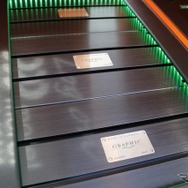パワーアンプにはブラックスのグラフィックGX2000とGX2400を用いる。同サイズ×3台のアンプが並ぶスタイルが美しい。