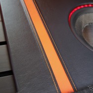 各所にオレンジの差し色を用いているのはシートカバーに用いたオレンジで車内を統一する狙いがあった。