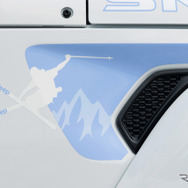 ジープ『ラングラー』に日本オリジナル限定車、「スノートレース」は2wayホイール採用…909万円