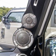 定位を明確に引き出すための角度付けを徹底する。ユニットが持つ中高域サウンドの透明感も存分に再現している。