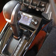 シフトゲートの前方を見るとダイレクターがピタリと収まっているワンオフスペースが見える。周囲に馴染む美しいデザイン処理だ。